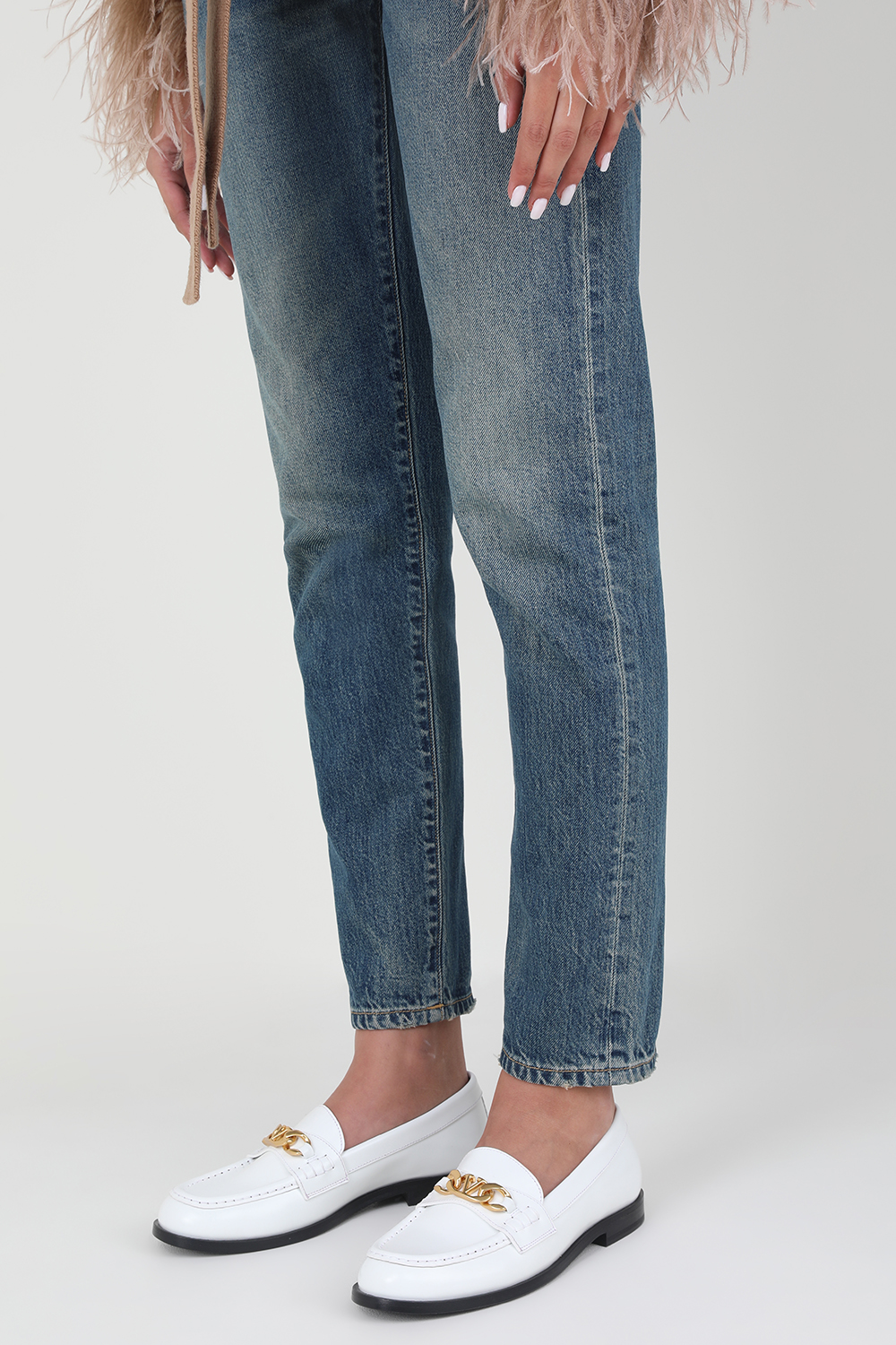 תמונת כל הלוק של נעלי מוקסין מעור